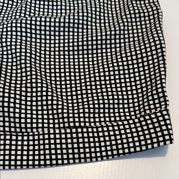 New Express Monochrome Grid Pattern Shorts - Picture 5 of 9